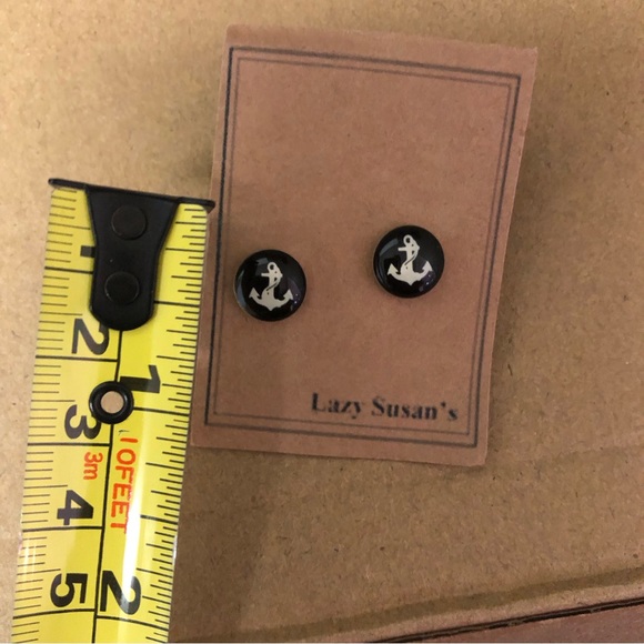 Lazy Susan’s black and white anchor earrings. NEW on original jewellery card. - Picture 4 of 4